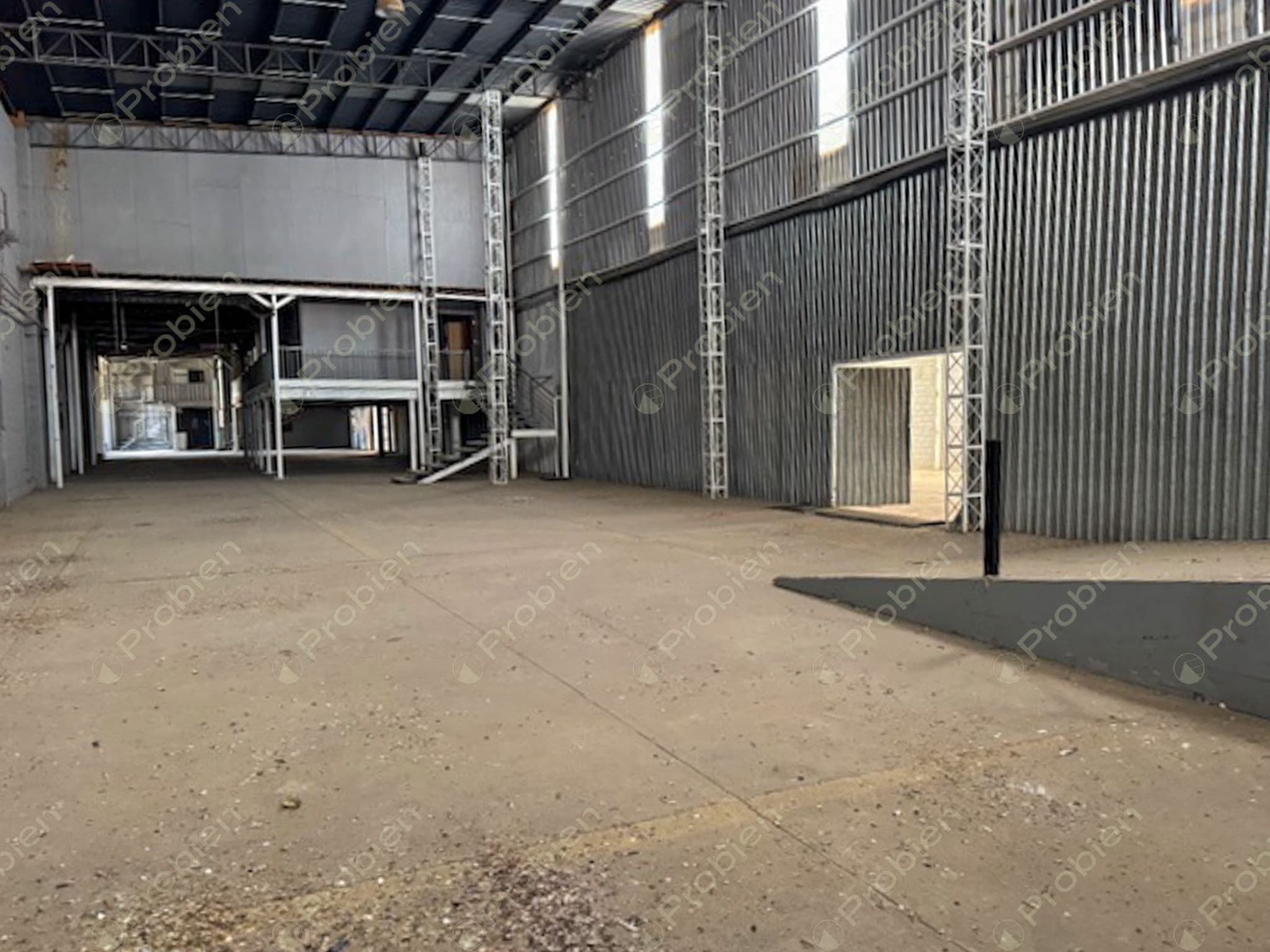 Bodega en Renta de 1,900 m² entre Vía Rápida y Blvd. Benítez