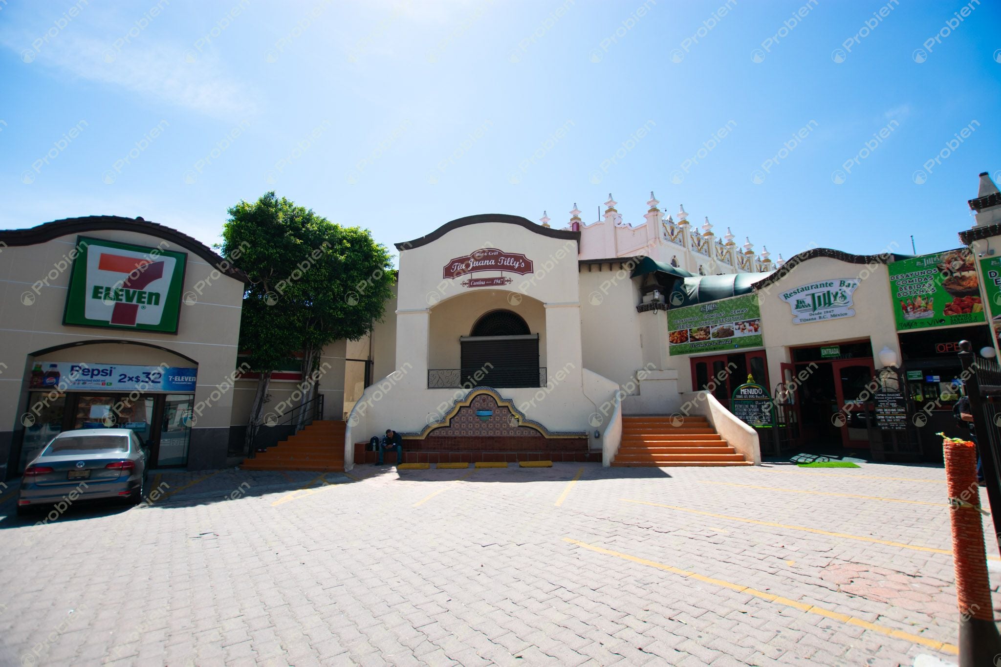 Local Comercial en Renta en El Foro – Zona Centro Tijuana, 980 m² en el Icónico Palacio Jai Alai - Foto 1 de 30