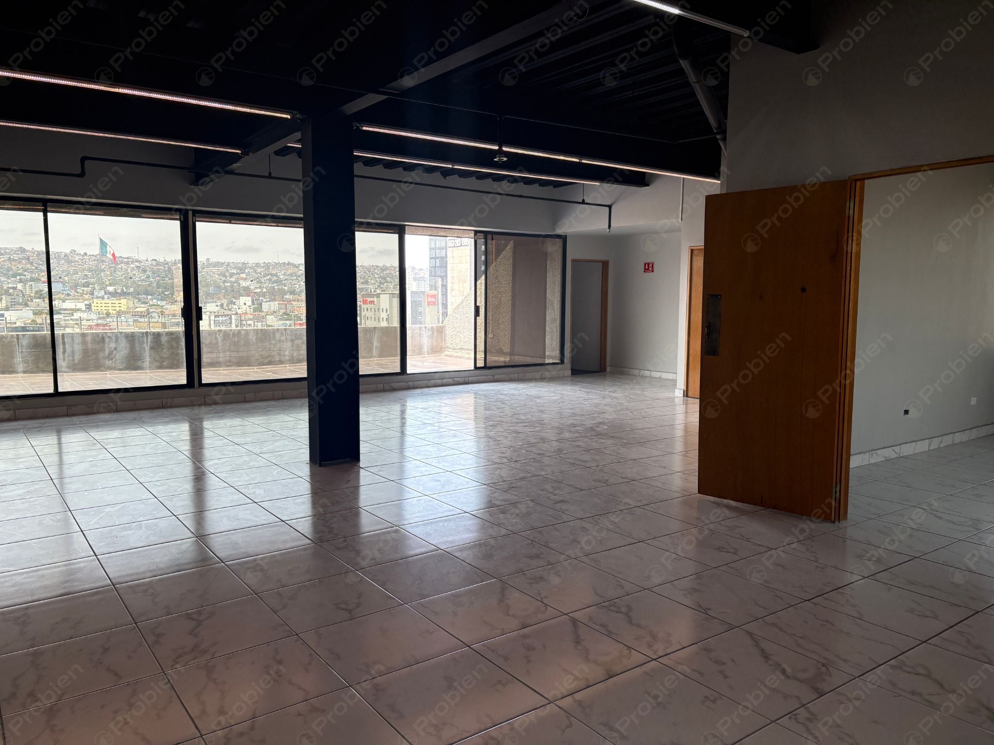 Oficina Penthouse en Renta en Zona Río – Torre MOL con Terraza y Vista Panorámica - Foto 1 de 18